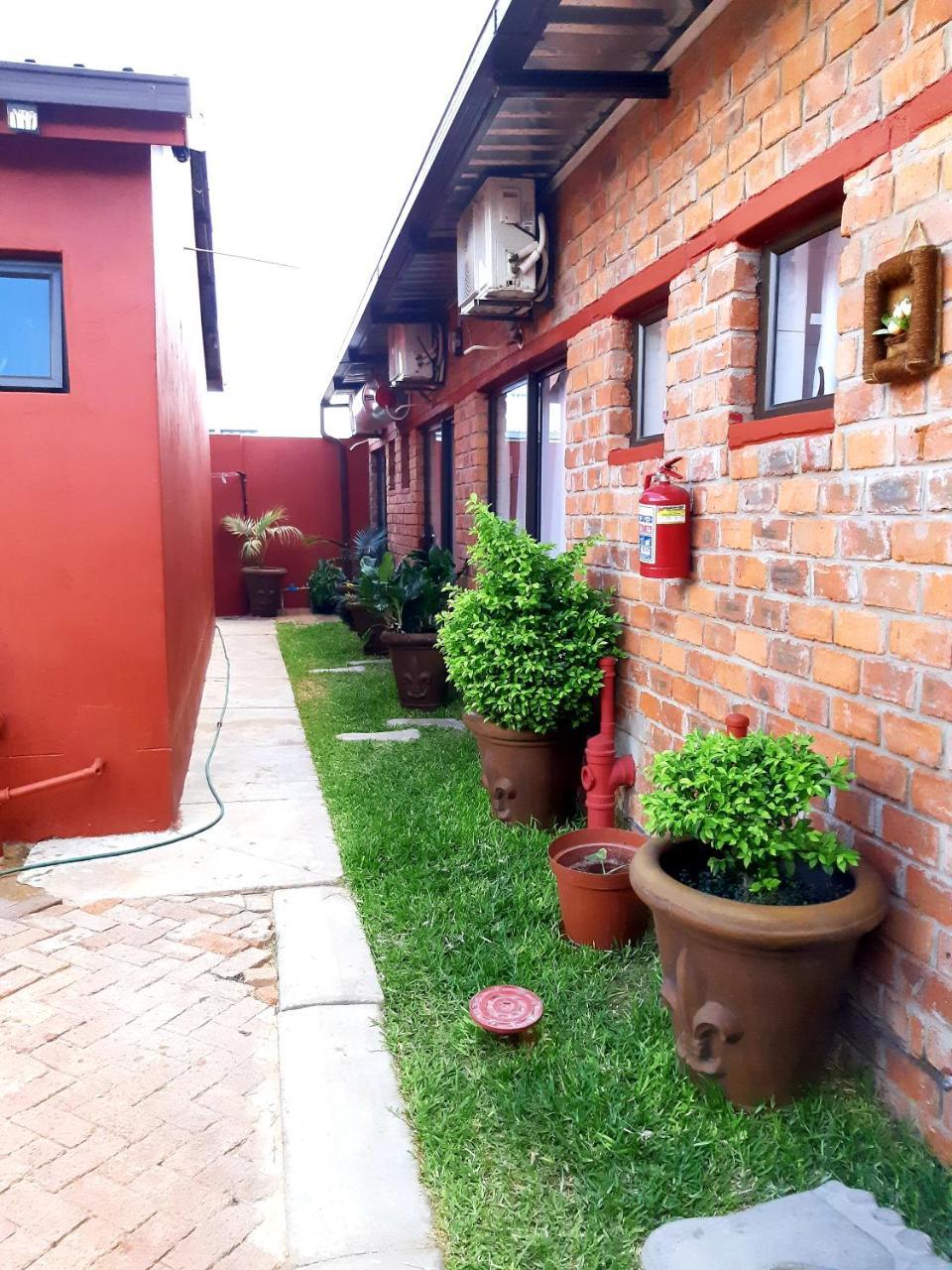 Niilo'S Guesthouse Rundu Exterior photo