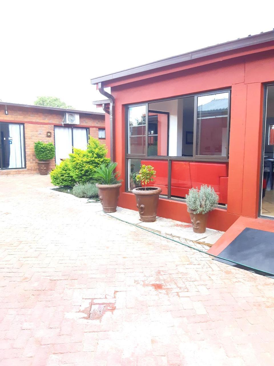 Niilo'S Guesthouse Rundu Exterior photo