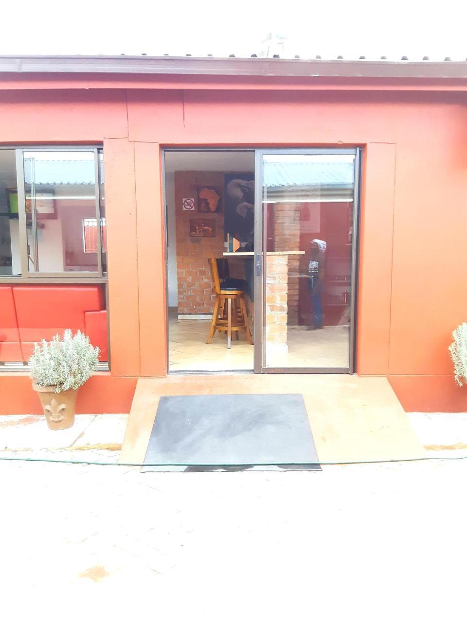 Niilo'S Guesthouse Rundu Exterior photo