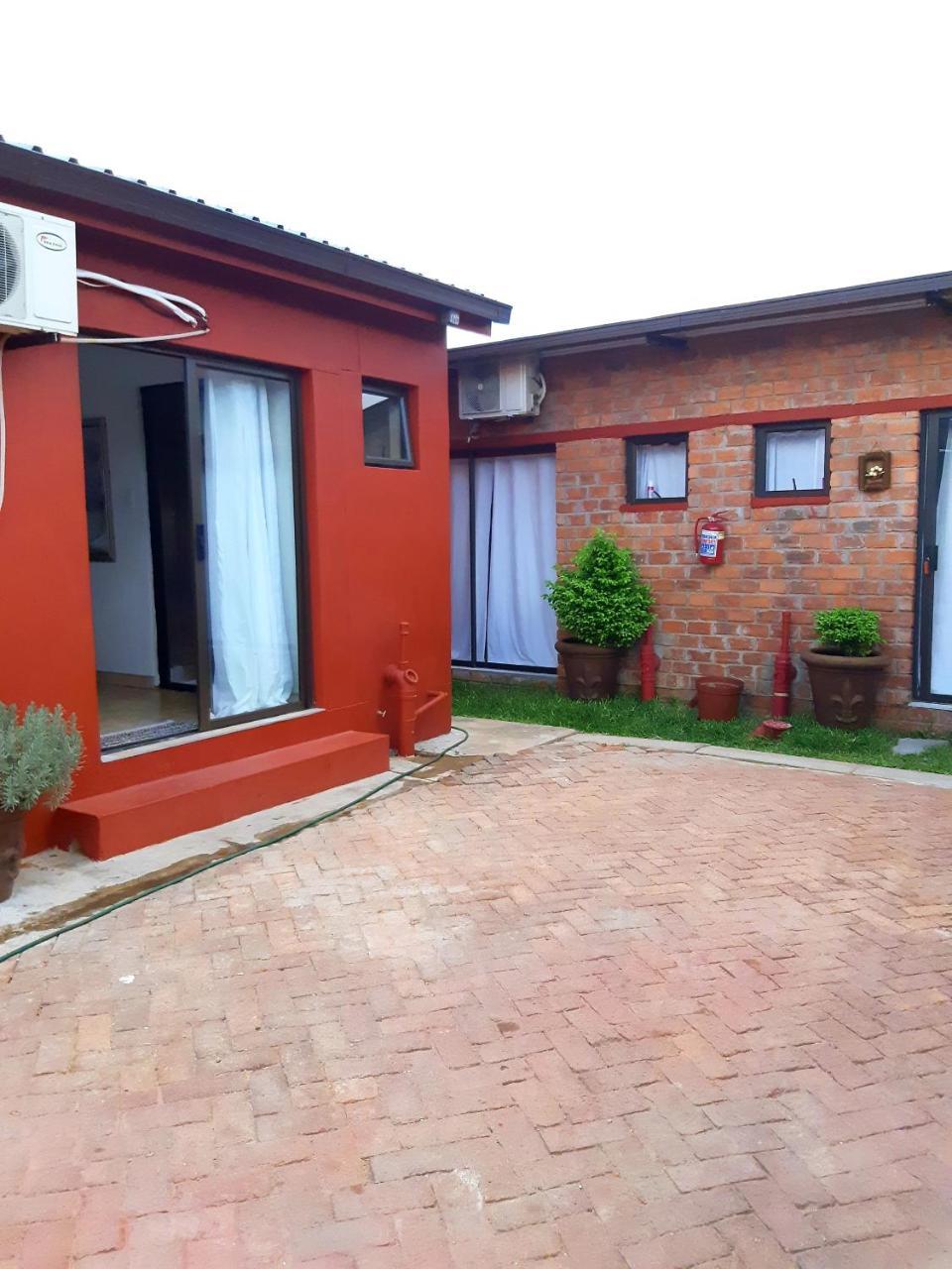Niilo'S Guesthouse Rundu Exterior photo